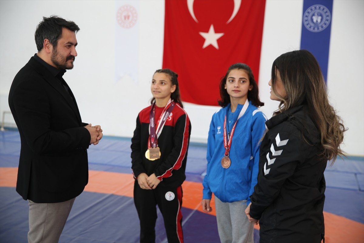 Siirt'te 2 yıl önce güreşe başlayan ve katıldığı her turnuvada dereceye giren 15 yaşındaki milli...