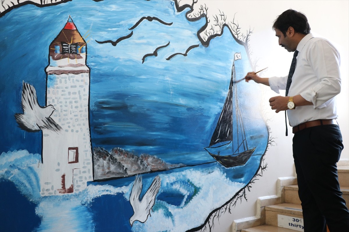 Siirt'te 49 yaşındaki Selami Eroğlan, müdür olarak görev yaptığı okulun duvarlarını yaptığı...