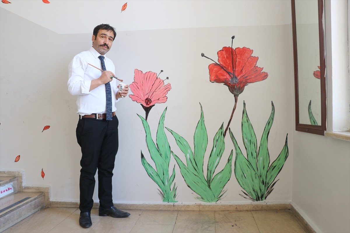 Siirt'te 49 yaşındaki Selami Eroğlan, müdür olarak görev yaptığı okulun duvarlarını yaptığı...