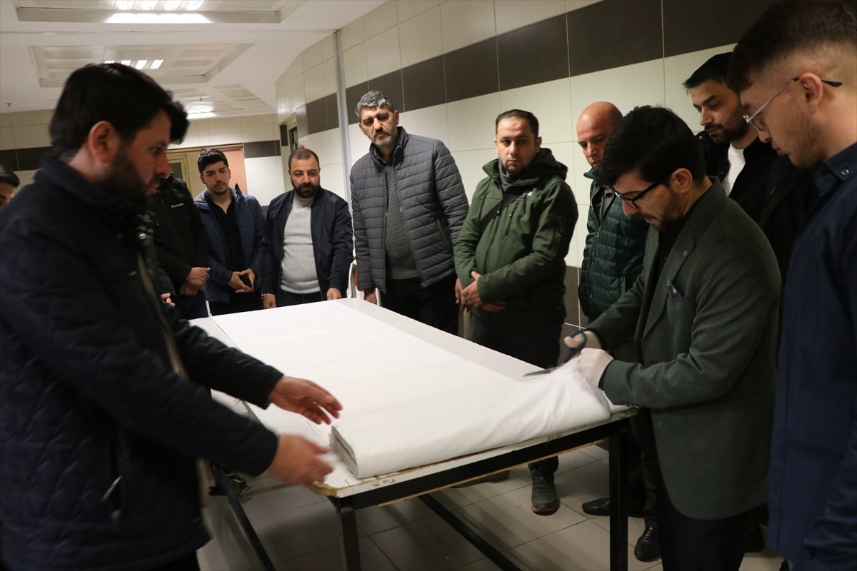 Siirt'te gassal Mehmet Kahramanoğlu ve eşi usta öğretici Fatma Kahramanoğlu, kursiyerlere cenaze...