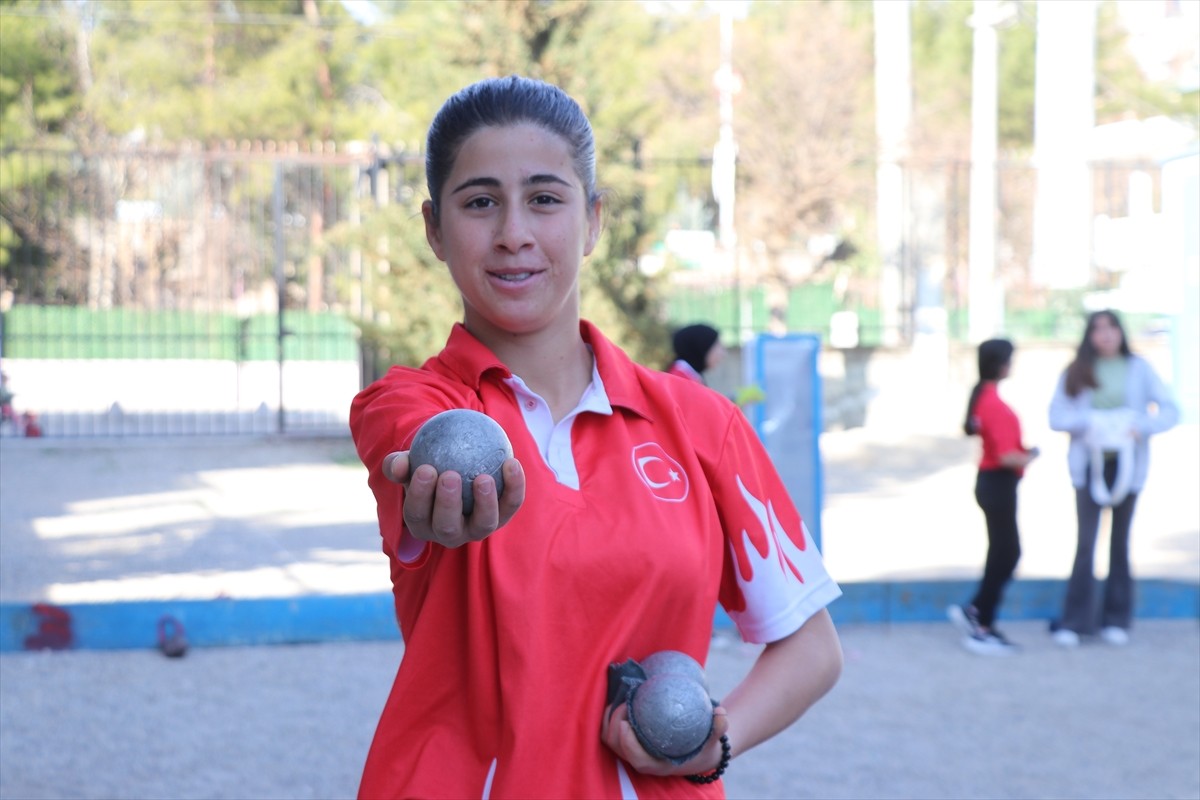 Siirt'te yaşayan 16 yaşındaki İrem Nur Anık, ortaokuldayken beden eğitimi öğretmenin...