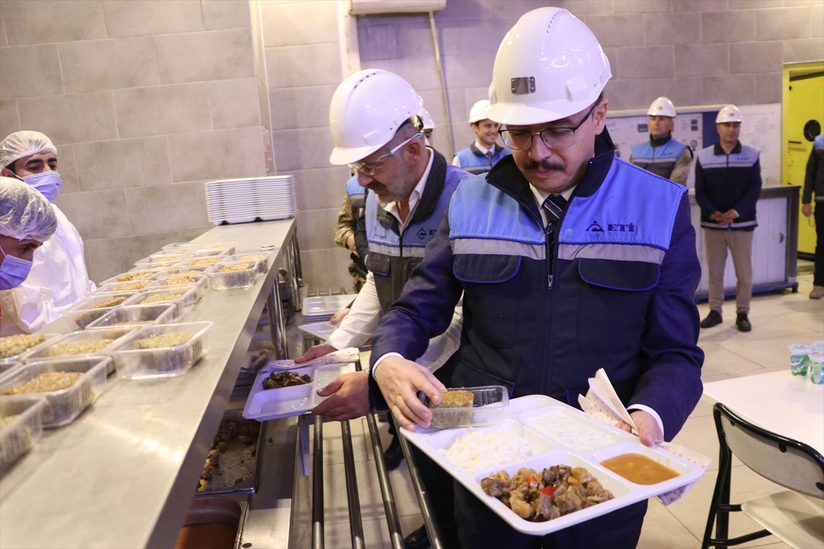 Siirt Valisi ve Belediye Başkan Vekili Kemal Kızılkaya (sağda), Şirvan ilçesindeki maden ocağında...