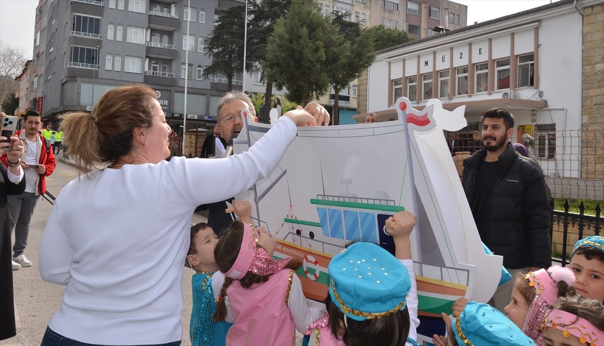 Sinop'ta anaokulu öğrencileri, "Helesa Şenliği" kapsamında özel hazırlanmış gemi maketi ile kent...