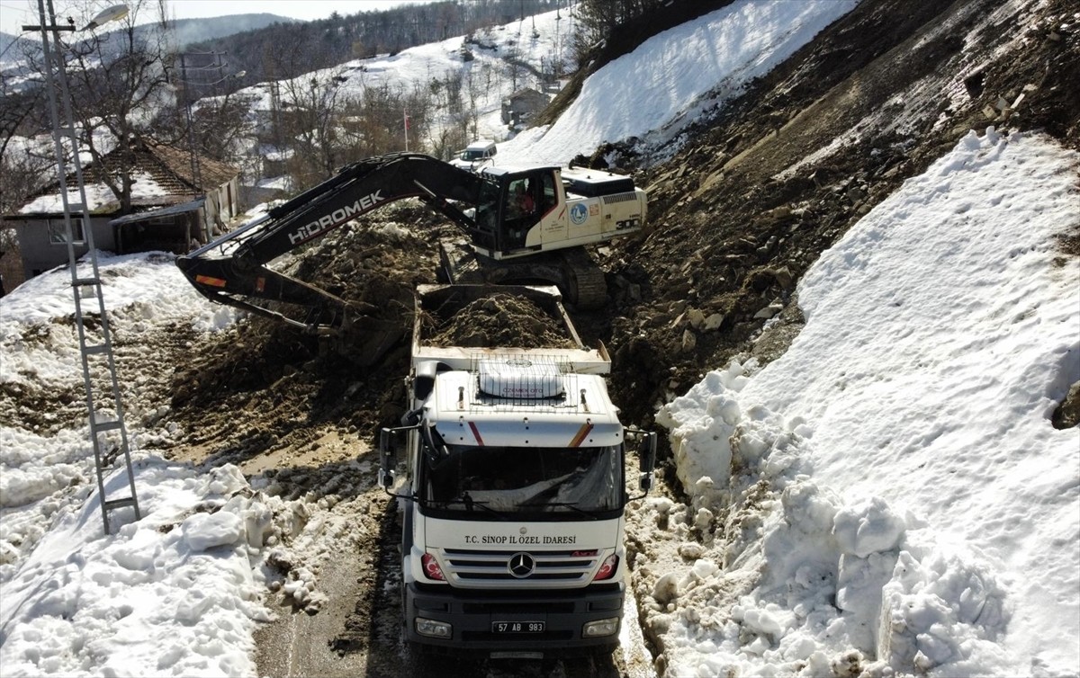 Sinop'ta heyelan sonucu kapanan köy yolu, İl Özel İdaresi ekiplerinin çalışması sonucu ulaşıma...