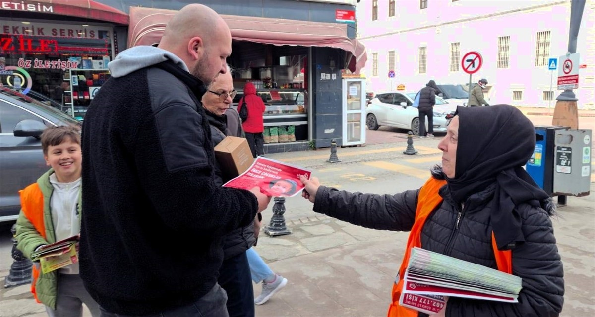 Sinop'ta Lösemili Çocuklar Vakfı (LÖSEV) görevlileri, LÖSEV adına para toplayanlara karşı...