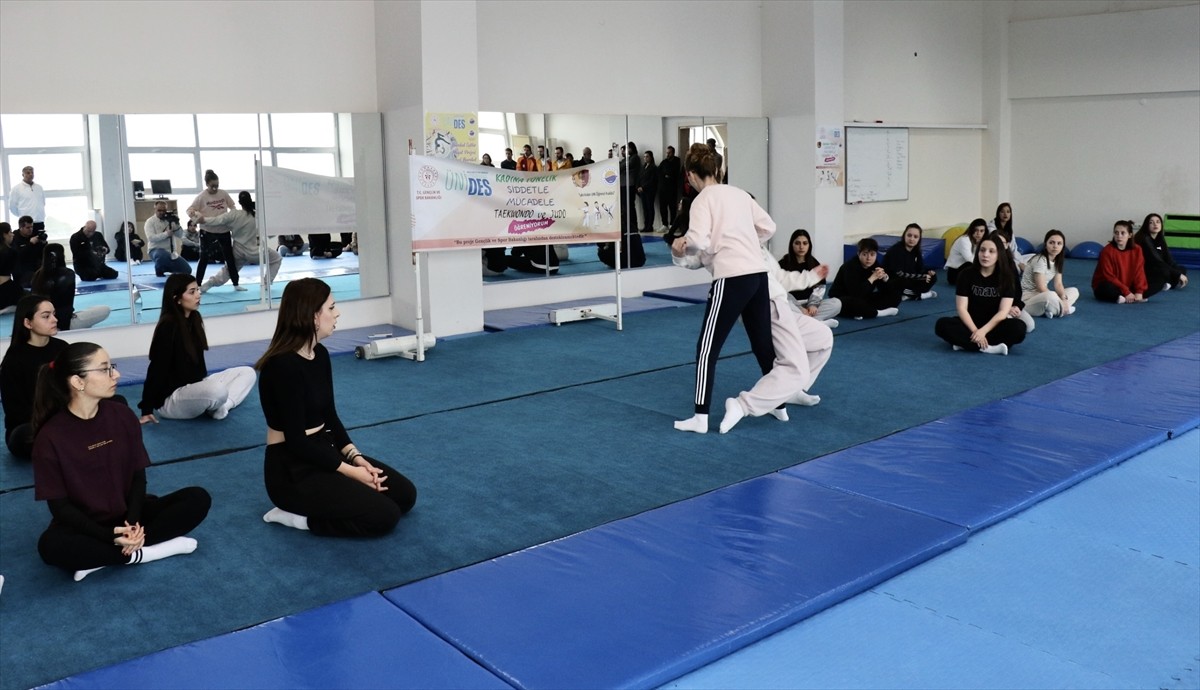 Sinop'ta, "Kadına Yönelik Şiddetle Mücadelede Taekwondo ve Judo Öğreniyorum" projesi kapsamında...