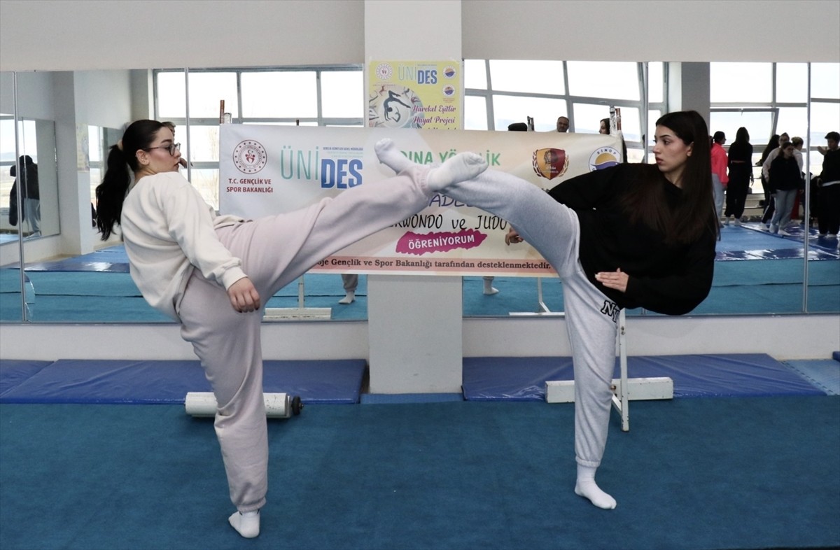Sinop'ta, "Kadına Yönelik Şiddetle Mücadelede Taekwondo ve Judo Öğreniyorum" projesi kapsamında...