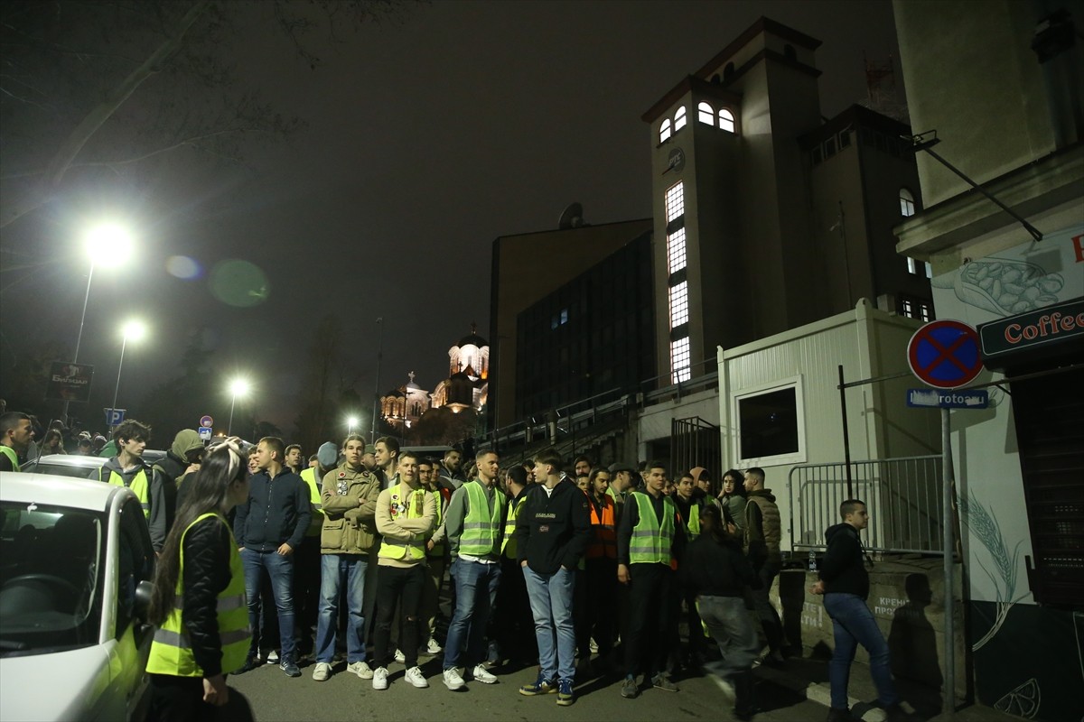 Sırbistan'da 1 Kasım 2024'te meydana gelen ölümlü kazanın ardından hükümete tepki gösteren...