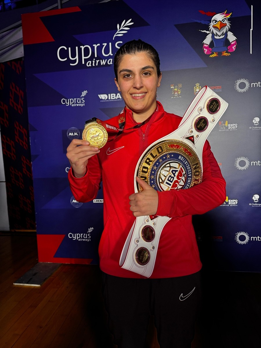 Sırbistan'da düzenlenen Kadınlar Dünya Boks Şampiyonası'nda altın madalya kazanan milli sporcu...