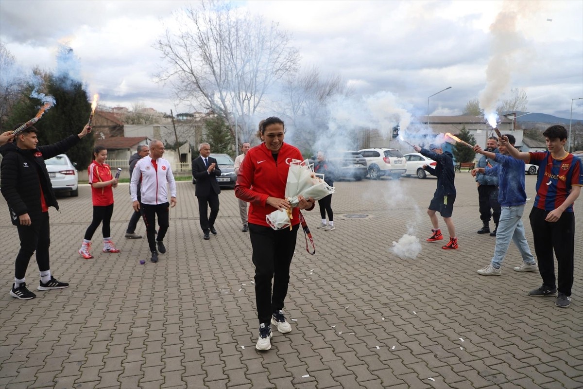 Sırbistan'da düzenlenen Kadınlar Dünya Boks Şampiyonası'nda bronz madalya kazanan milli sporcu...