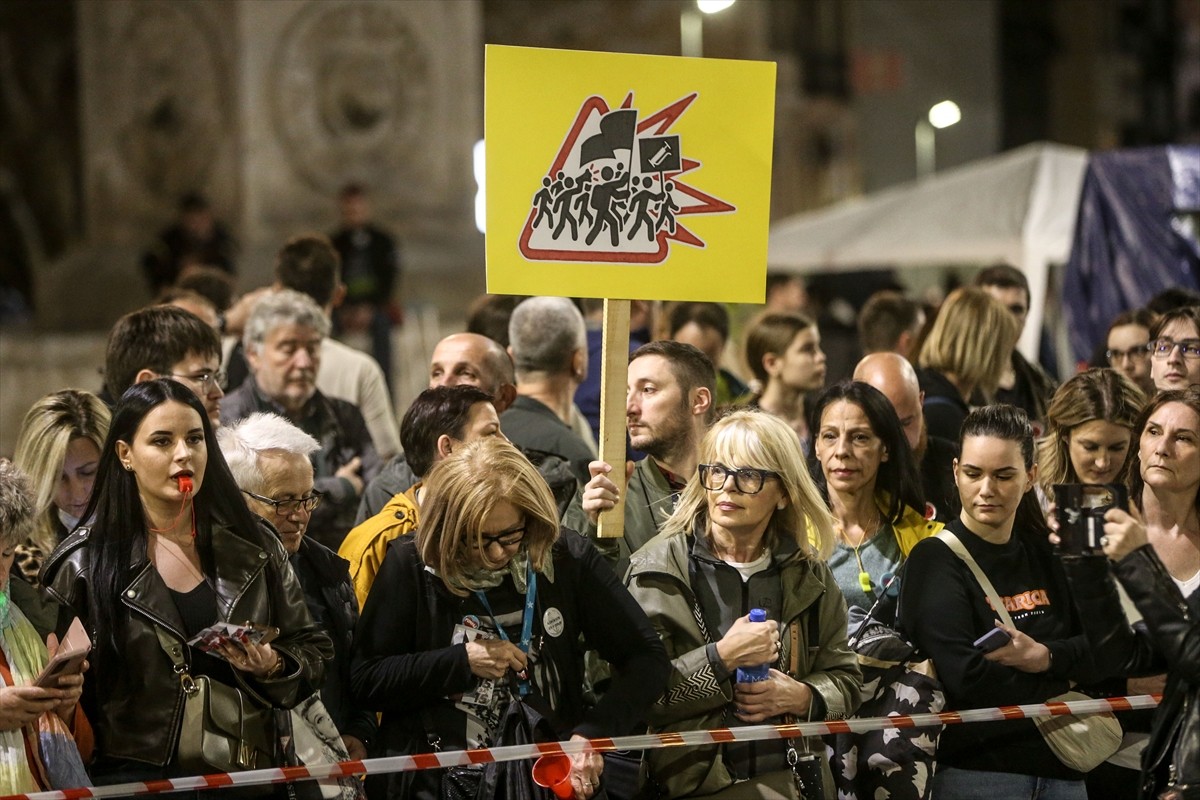 Sırbistan'da geçen yıl tren istasyonundaki beton sundurmanın çökmesi sonucu 15 kişinin hayatını...