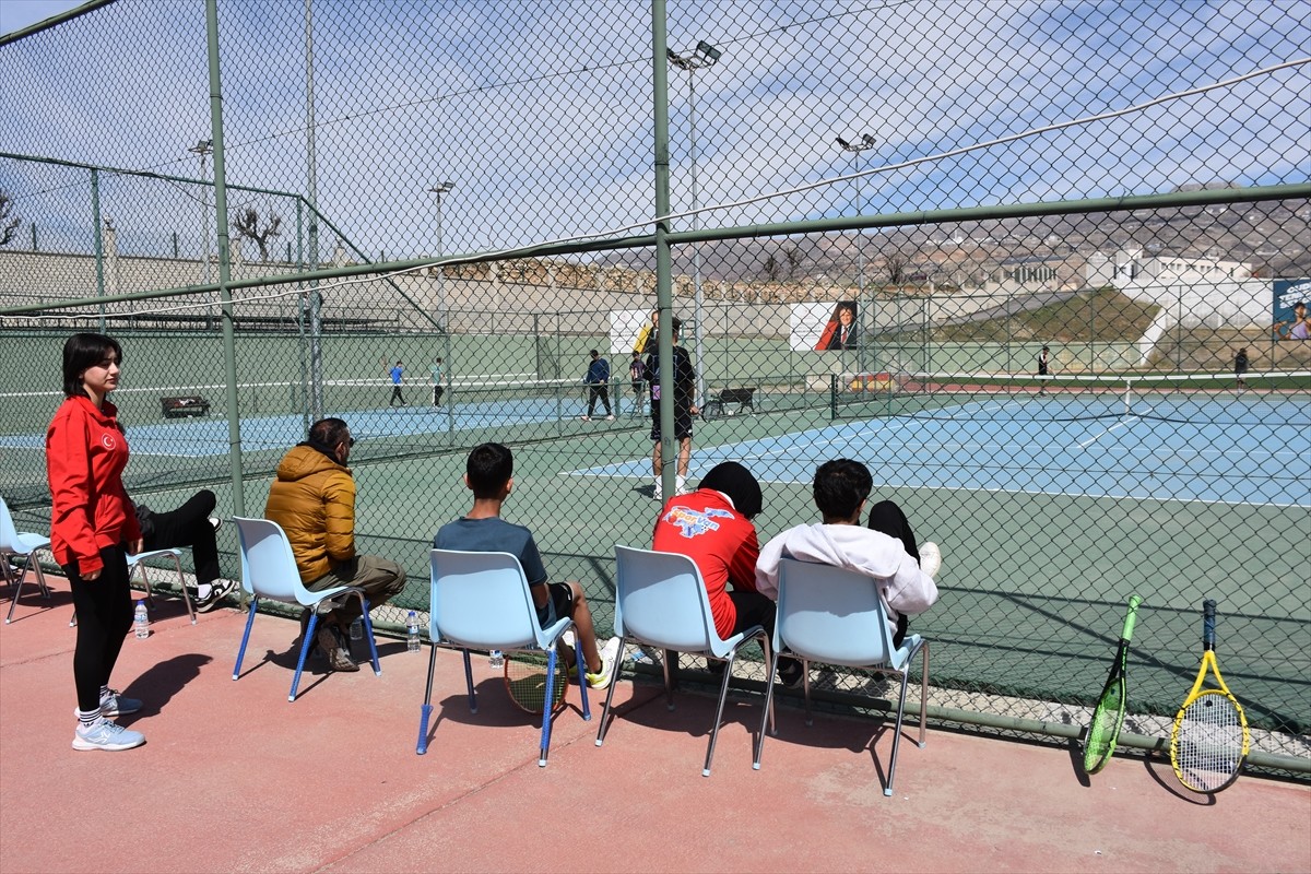 Şırnak'ta, Türkiye Okul Sporları Federasyonu tarafından düzenlenen Genç Kızlar ve Erkekler Tenis...