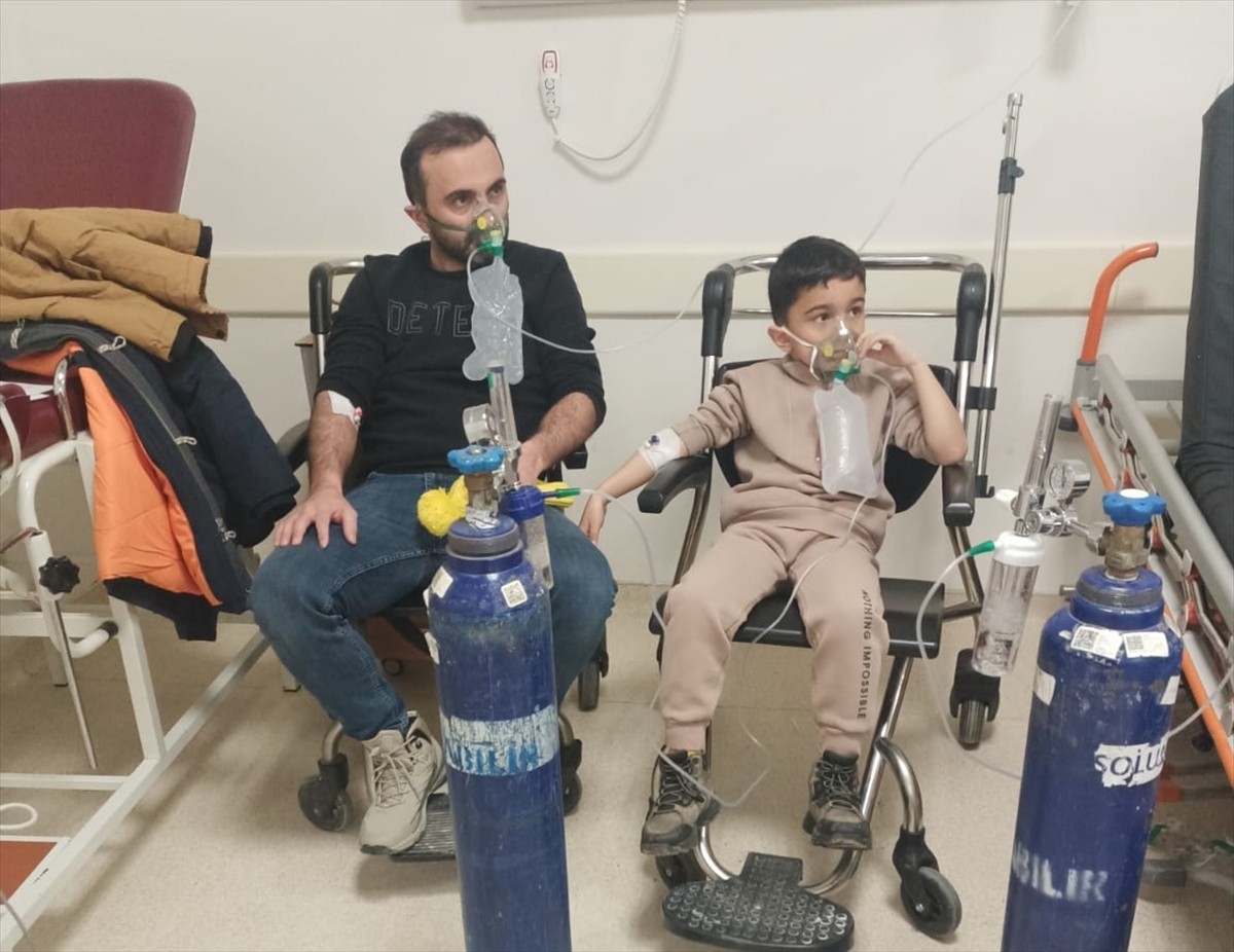 Sivas'ın Akıncılar ilçesinde bir camide teravih namazı sırasında doğal gazlı ısıtıcıdan sızan...