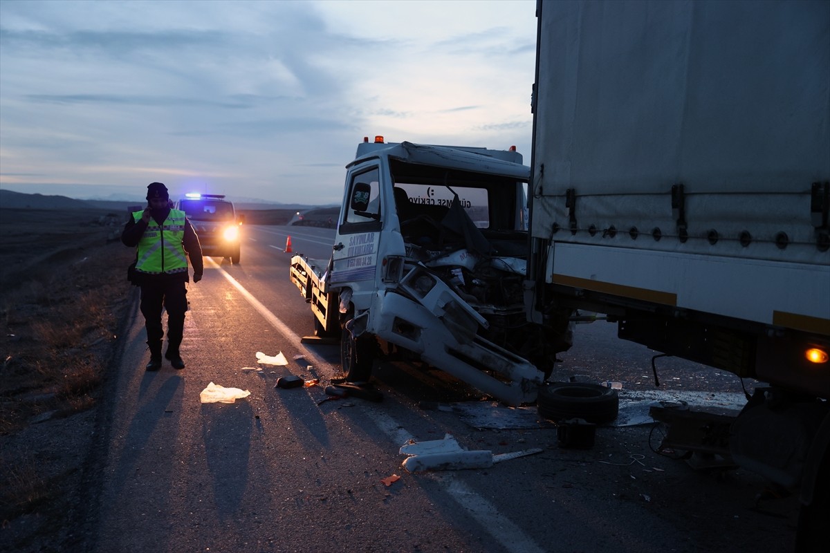 Sivas'ın Hafik ilçesinde meydana gelen trafik kazasında 3 kişi yaralandı.