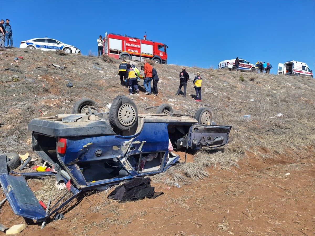 Sivas'ın Hafik ilçesinde otomobilin tarlaya devrilmesi sonucu 3'ü ağır 4 kişi yaralandı. Kaza...