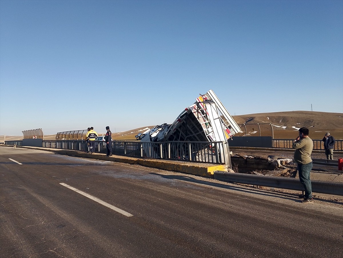 Sivas'ın Şarkışla ilçesinde köprü bariyerlerine çarpan tırın sürücüsü yaşamını...