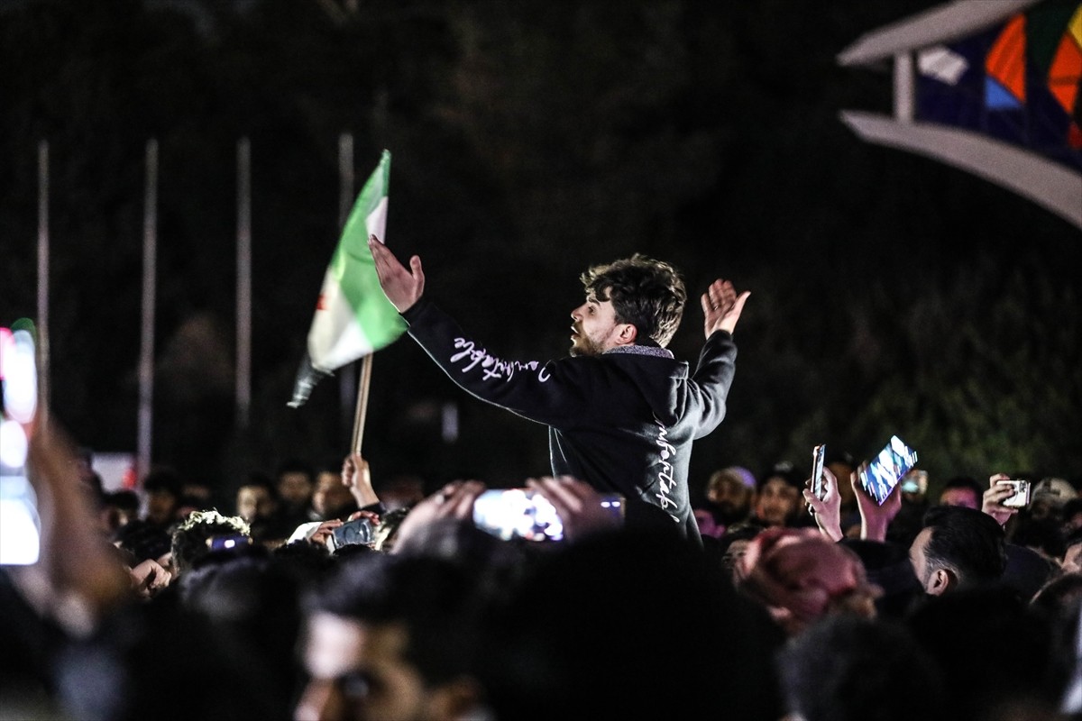 Suriye'nin başkenti Şam'da, Emevi Meydanı'nda toplanan binlerce kişi, Lazkiye'de güvenlik...