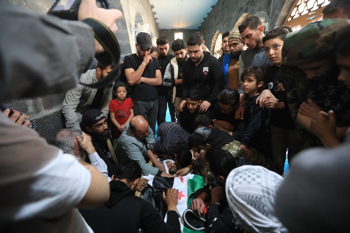 Suriye'nin güneyindeki Dera ilinde, İsrail saldırılarında yaşamını yitirenlerin cenazeleri...