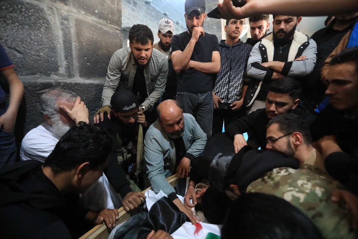 Suriye'nin güneyindeki Dera ilinde, İsrail saldırılarında yaşamını yitirenlerin cenazeleri...