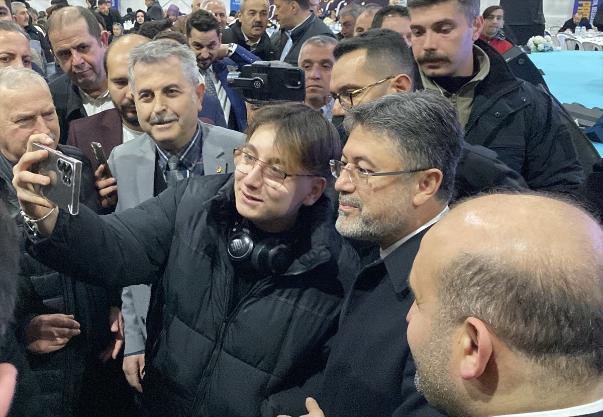 Tarım ve Orman Bakanı İbrahim Yumaklı (sağ 2), Eskişehir'de AK Parti İl Başkanlığı tarafından Dede...