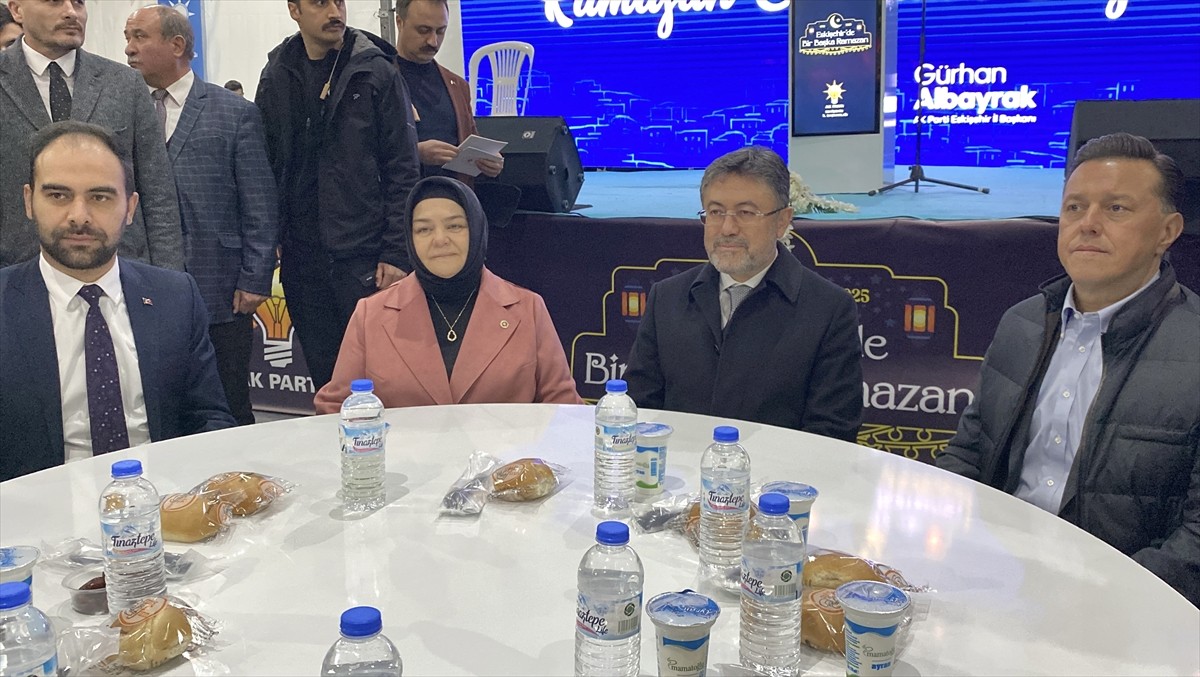 Tarım ve Orman Bakanı İbrahim Yumaklı (sağ 2), Eskişehir'de AK Parti İl Başkanlığı tarafından Dede...