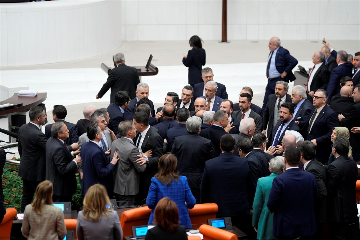 TBMM Genel Kurulu, Meclis Başkanvekili Sırrı Süreyya Önder başkanlığında toplandı. Genel Kurulda...