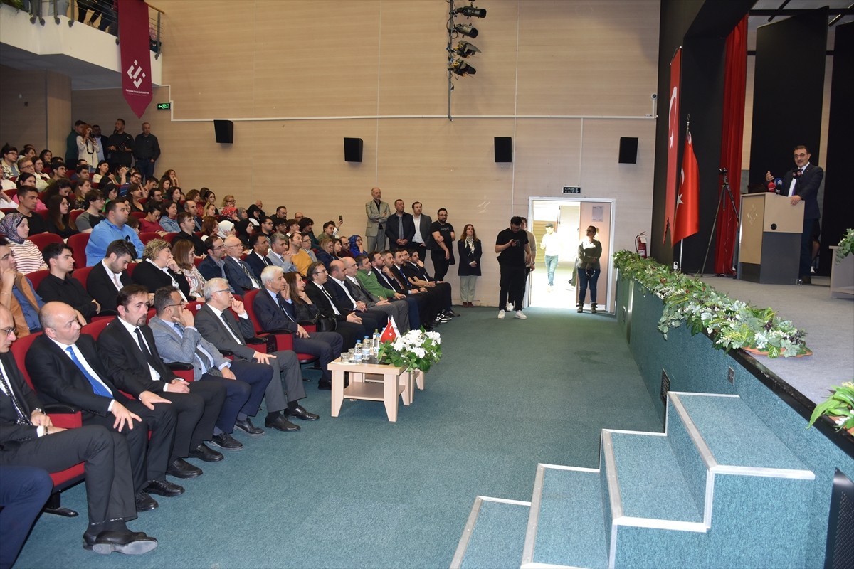 TBMM Yapay Zeka Araştırma Komisyonu Başkanı Fatih Dönmez, Eskişehir Teknik Üniversitesi'nde (ESTÜ)...