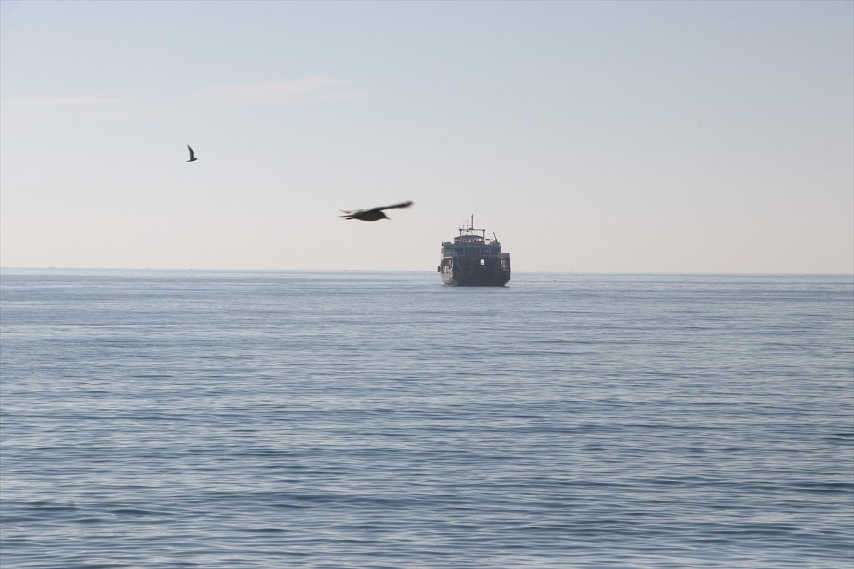 Tekirdağ'da 2 gündür süren poyrazın etkisini yitirmesiyle deniz ulaşımı normale döndü. Poyraz...