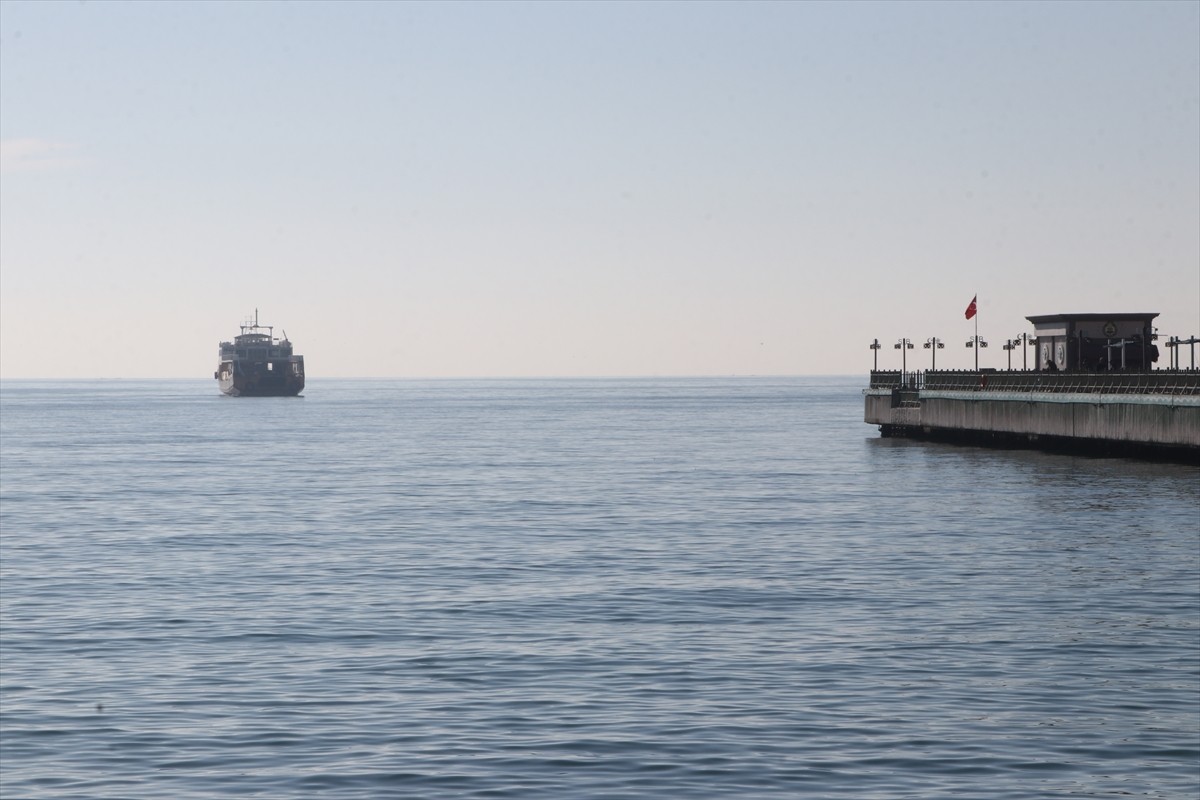 Tekirdağ'da 2 gündür süren poyrazın etkisini yitirmesiyle deniz ulaşımı normale döndü. Poyraz...