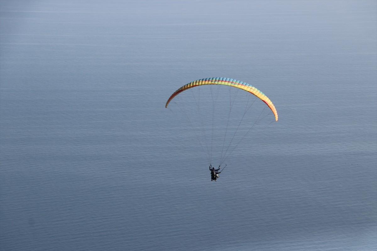 Tekirdağ'da adrenalin tutkunlarının gözde adresi Uçmakdere, hafta sonu yamaç paraşütü tutkunlarını...