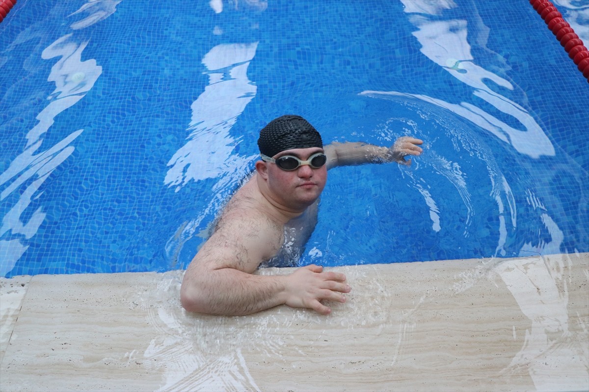 Tekirdağ'da down sendromlu çocuklar, yüzme yarışmasında mücadele etti. Tekirdağ Gençlik ve Spor...