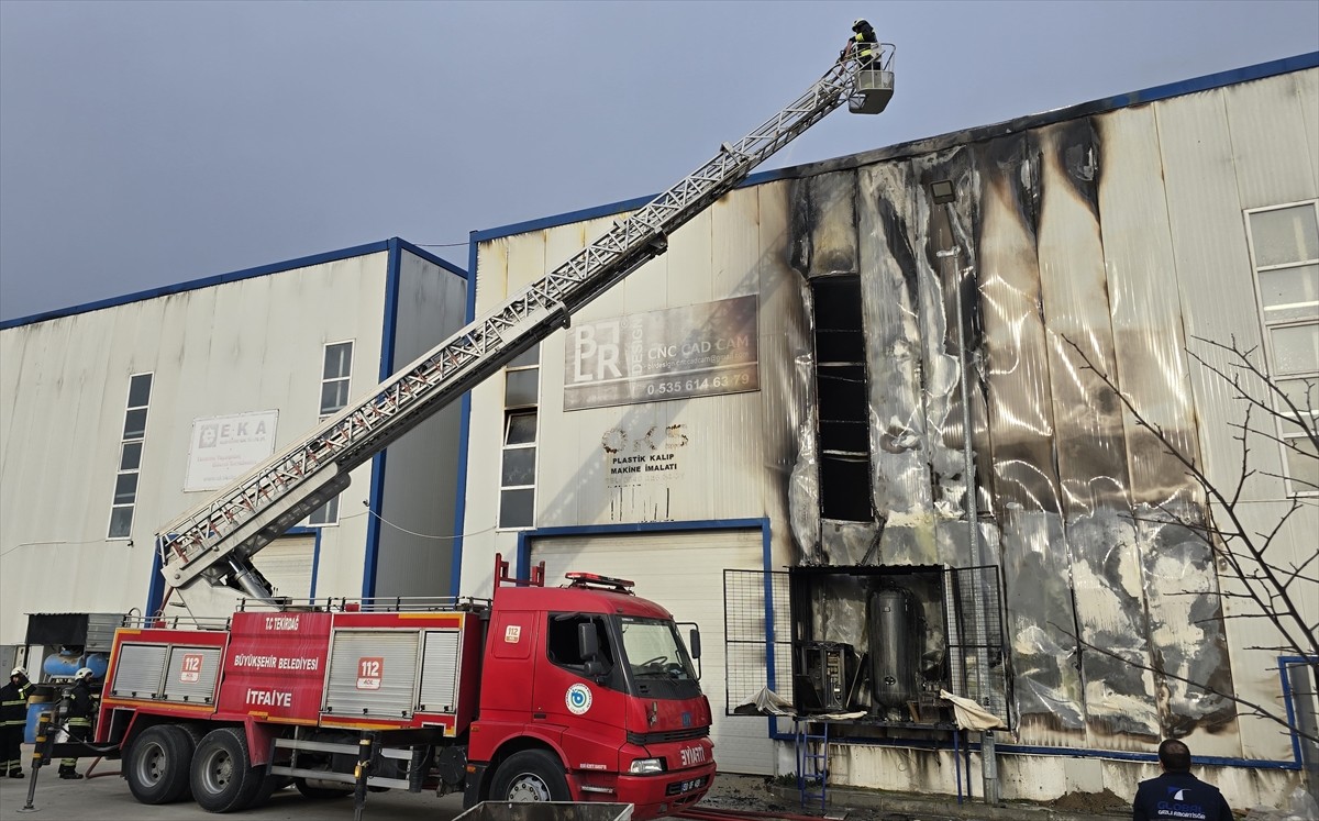 Tekirdağ'ın Çerkezköy ilçesinde kalıp işleme atölyesinde çıkan yangın, itfaiye ekipleri tarafından...