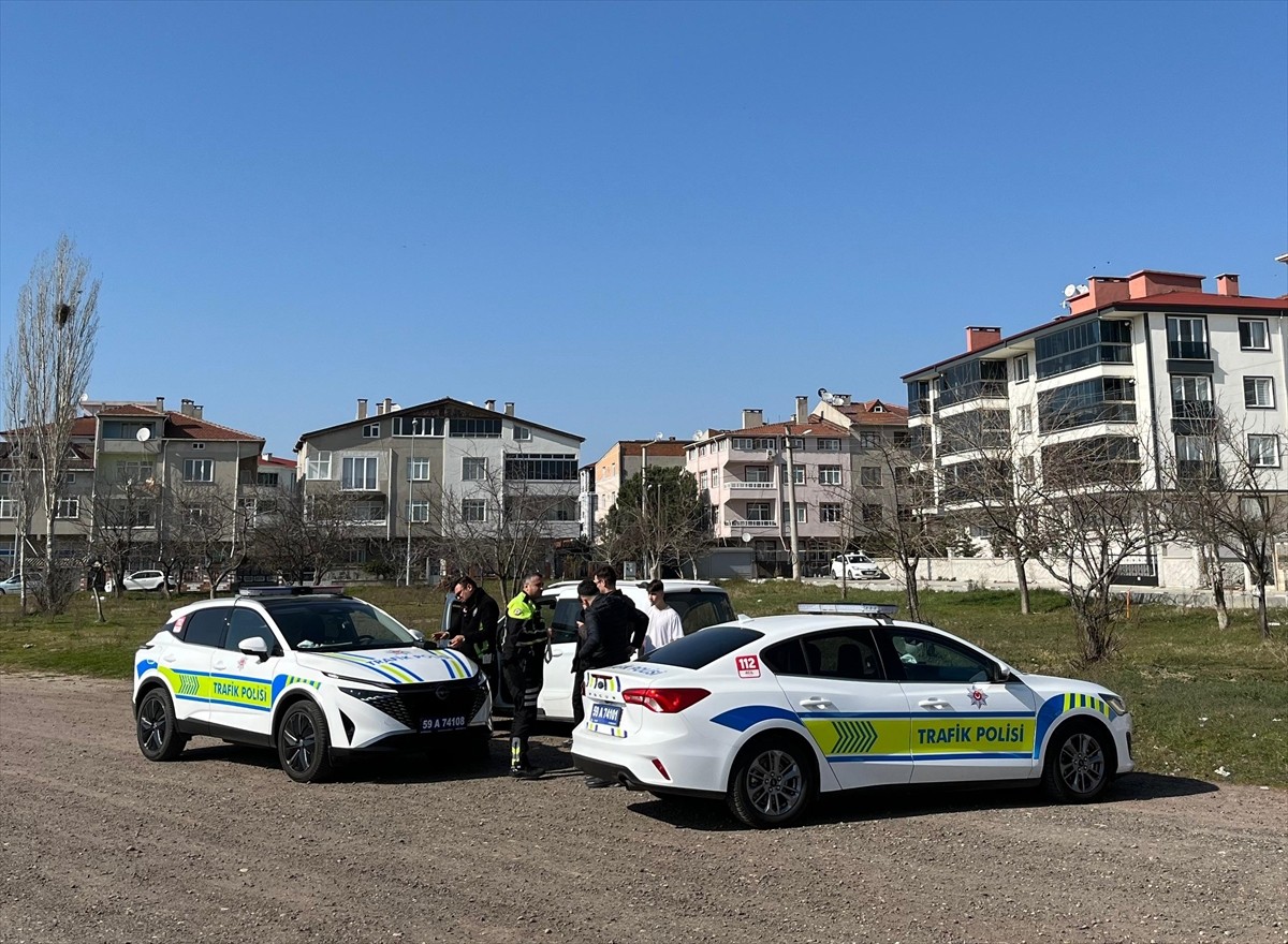 Tekirdağ'ın Çorlu ilçesinde araçlarıyla drift atarak trafiği tehlikeye sokan iki sürücüye toplam...
