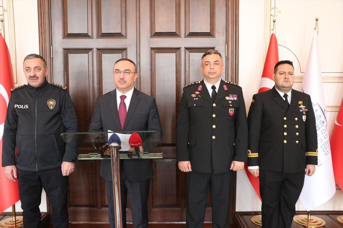 Tekirdağ Valisi Recep Soytürk, valilikte düzenlenen asayiş toplantısının ardından gazetecilere...