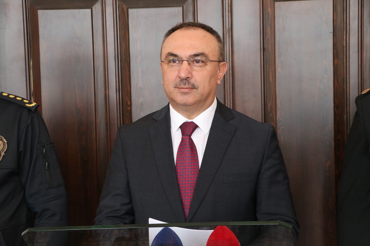 Tekirdağ Valisi Recep Soytürk, valilikte düzenlenen asayiş toplantısının ardından gazetecilere...