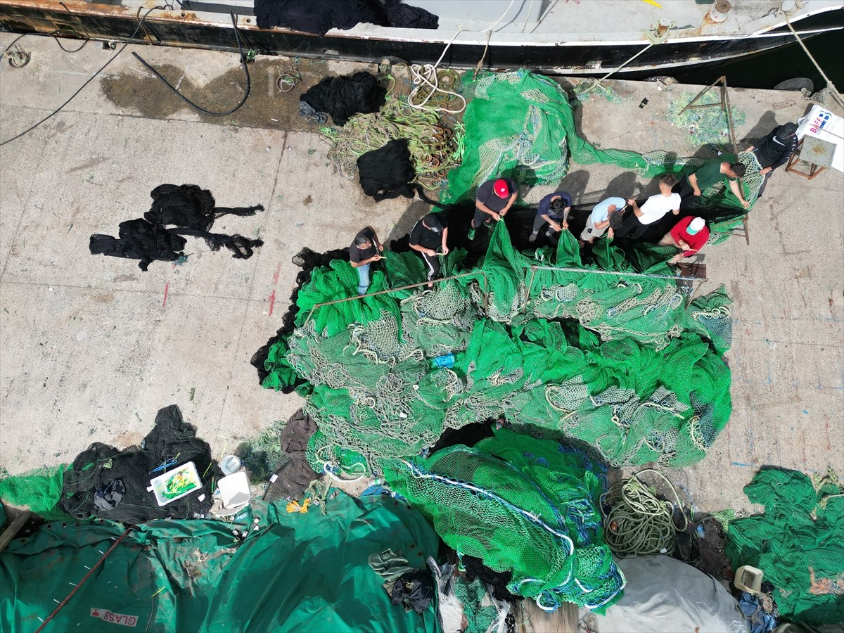 Tekirdağlı balıkçılar, Marmara Denizi'nde ağlara takılarak avlanmayı güçleştiren deniz salyası...