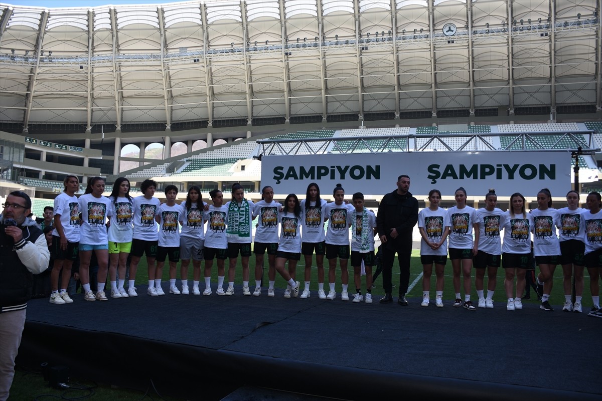 TFF Kadınlar 1. Lig play-off şampiyonluk grubunu ikinci tamamlayan Giresun Sanayispor, Turkcell...