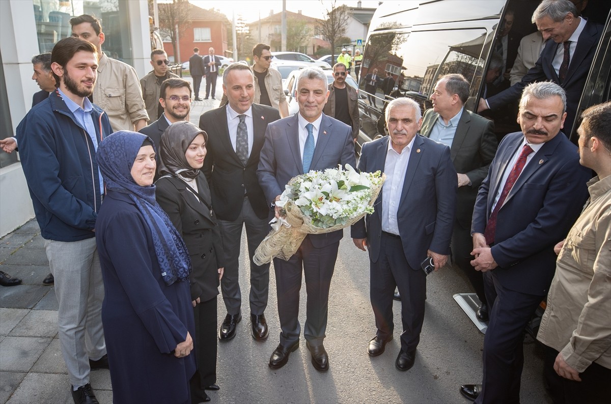 Ticaret Bakanı Ömer Bolat (ortada), bir dizi program için geldiği Sakarya'da AK Parti İl...