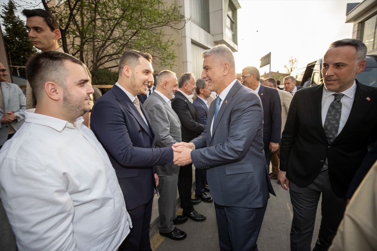 Ticaret Bakanı Ömer Bolat (ortada), bir dizi program için geldiği Sakarya'da AK Parti İl...