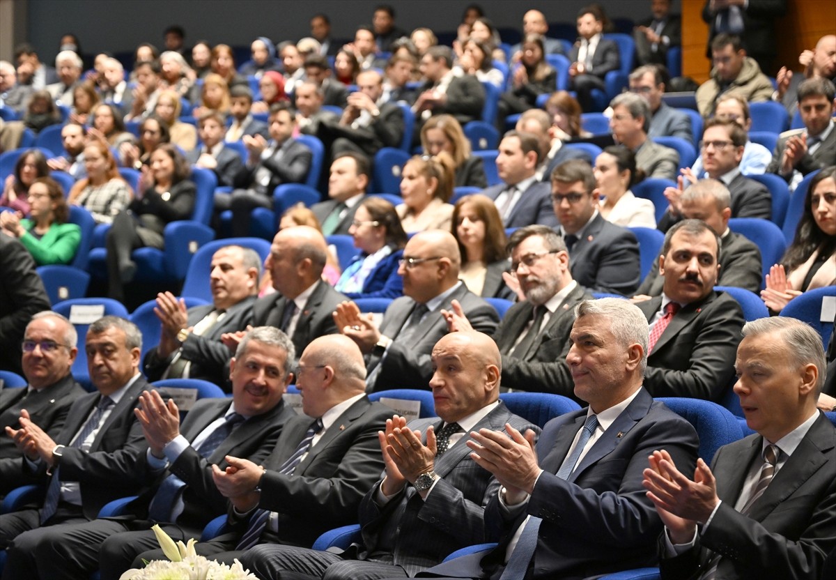 Ticaret Bakanı Ömer Bolat (sağ 2), bakanlıkta düzenlediği basın toplantısı ile şubat ayına ilişkin...