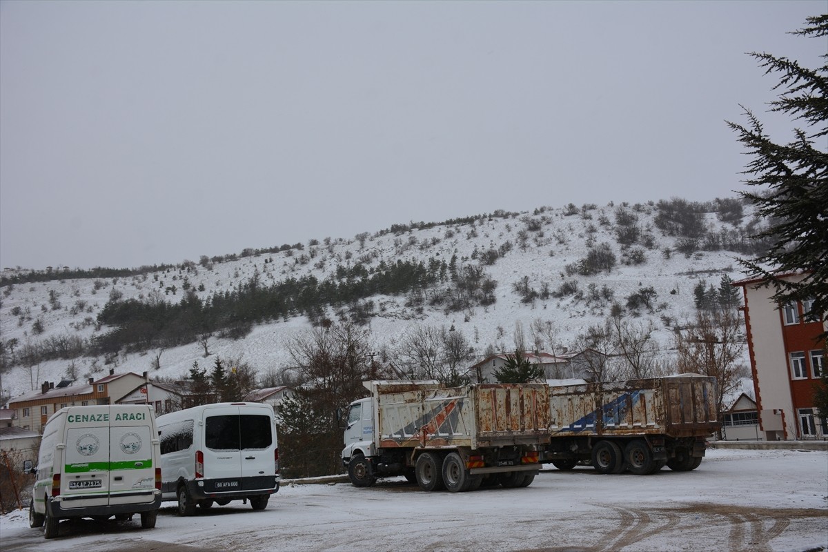 Tokat'ın Başçiftlik ilçesinde kar yağışı etkili oldu.