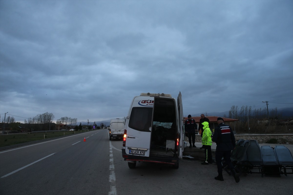 Tokat'ta işçi servisinin istinat duvarına çarpması sonucu 15 kişi yaralandı. İhbar üzerine kaza...
