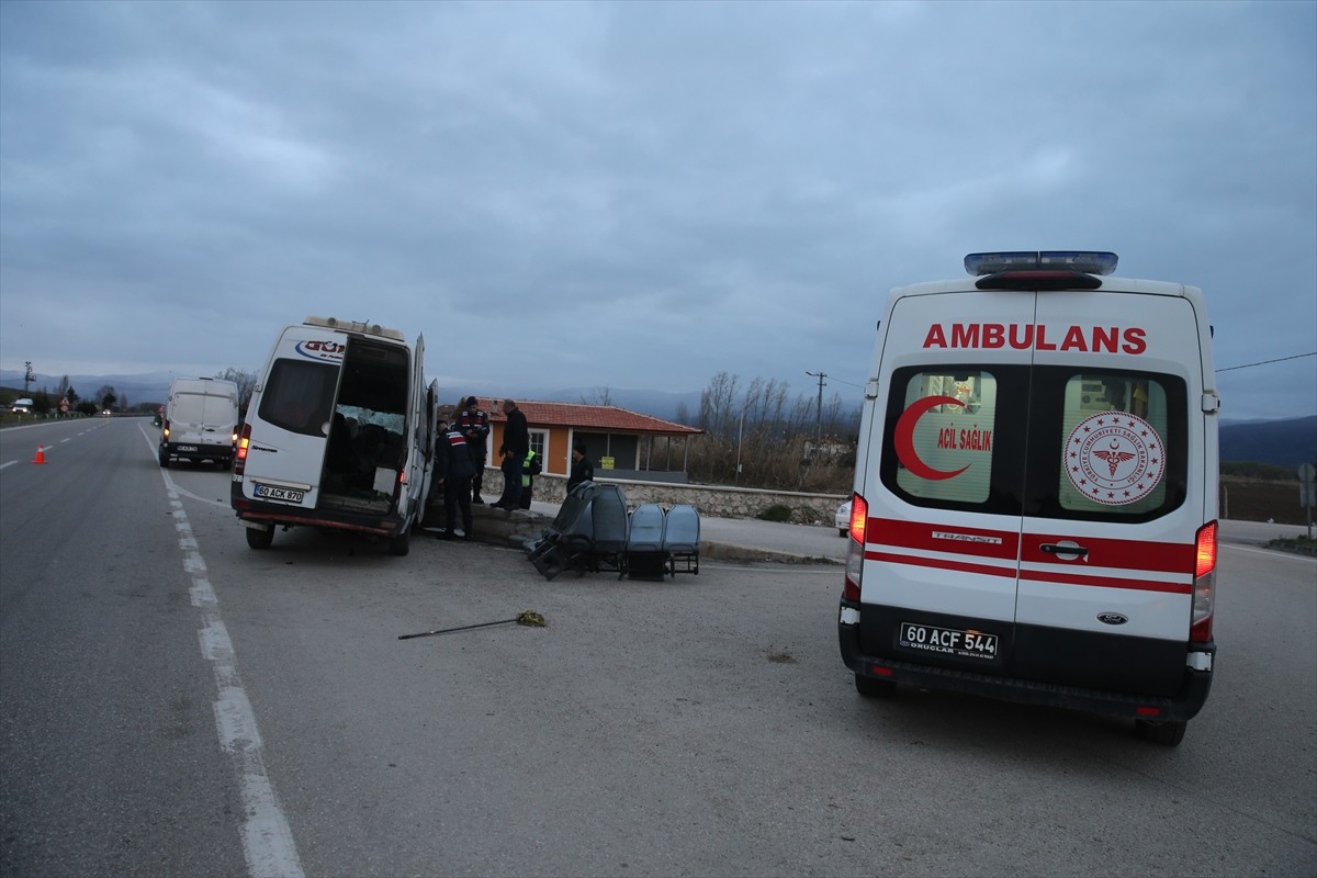 Tokat'ta işçi servisinin istinat duvarına çarpması sonucu 15 kişi yaralandı. İhbar üzerine kaza...