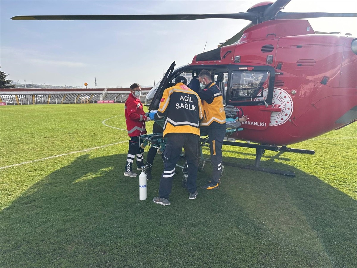 Tokat'ta tedavi gören 21 yaşındaki genç, ambulans helikopterle Samsun'daki hastaneye sevk...