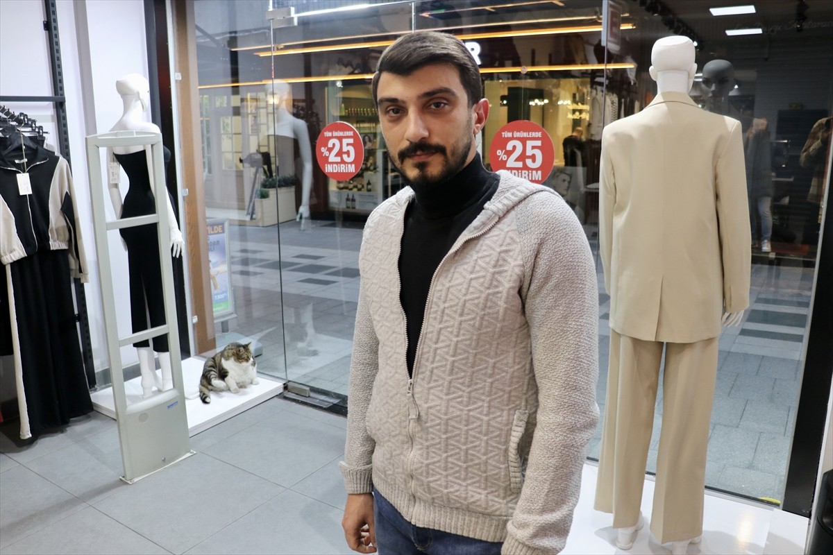 Trabzon'da yaklaşık 4 yıldır esnafın bakımını üstlendiği 8,5 kilogram ağırlığındaki tekir cinsi...