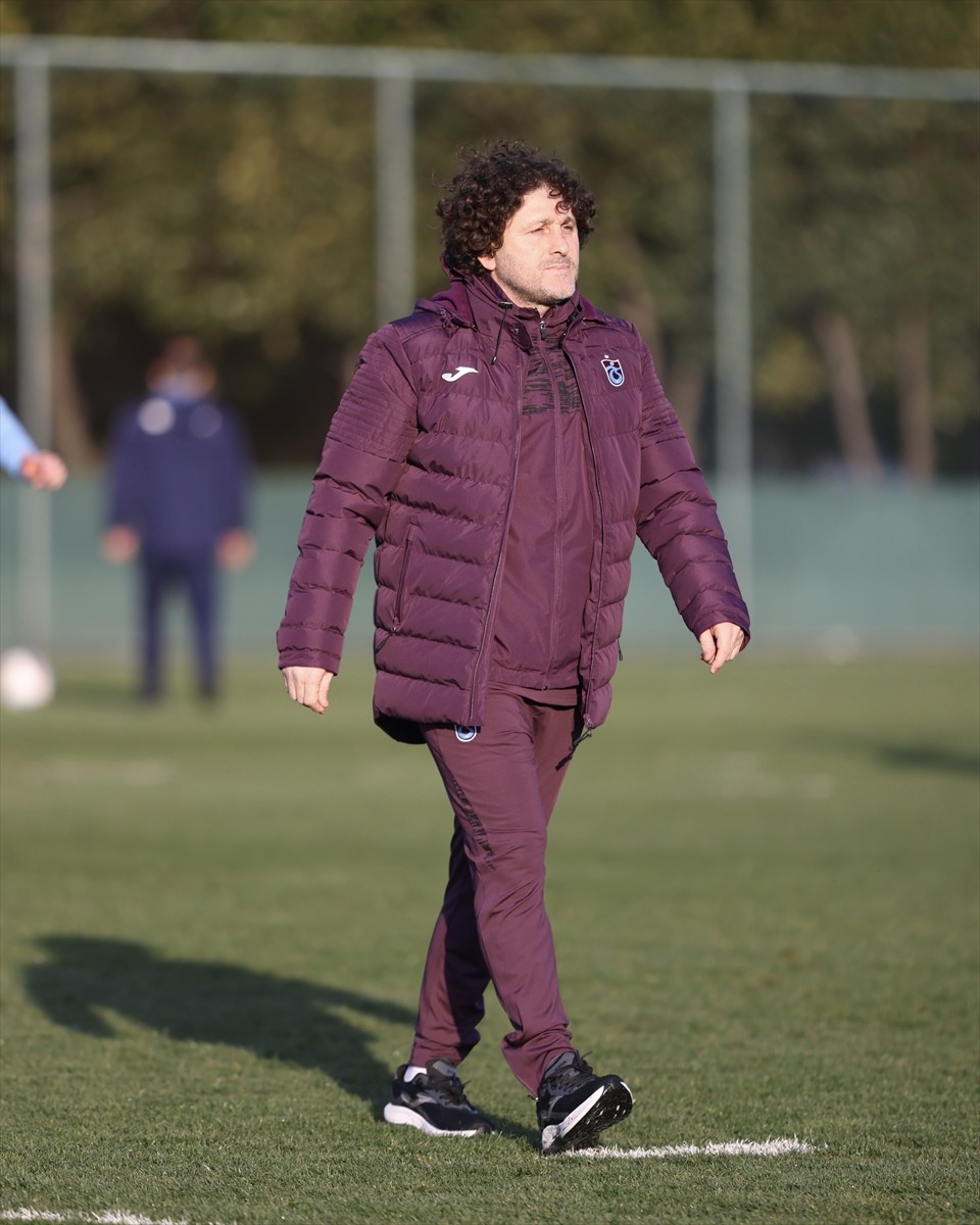 Trabzonspor'da teknik direktörlüğe getirilen Fatih Tekke (ortada), yeni takımının başında ilk...
