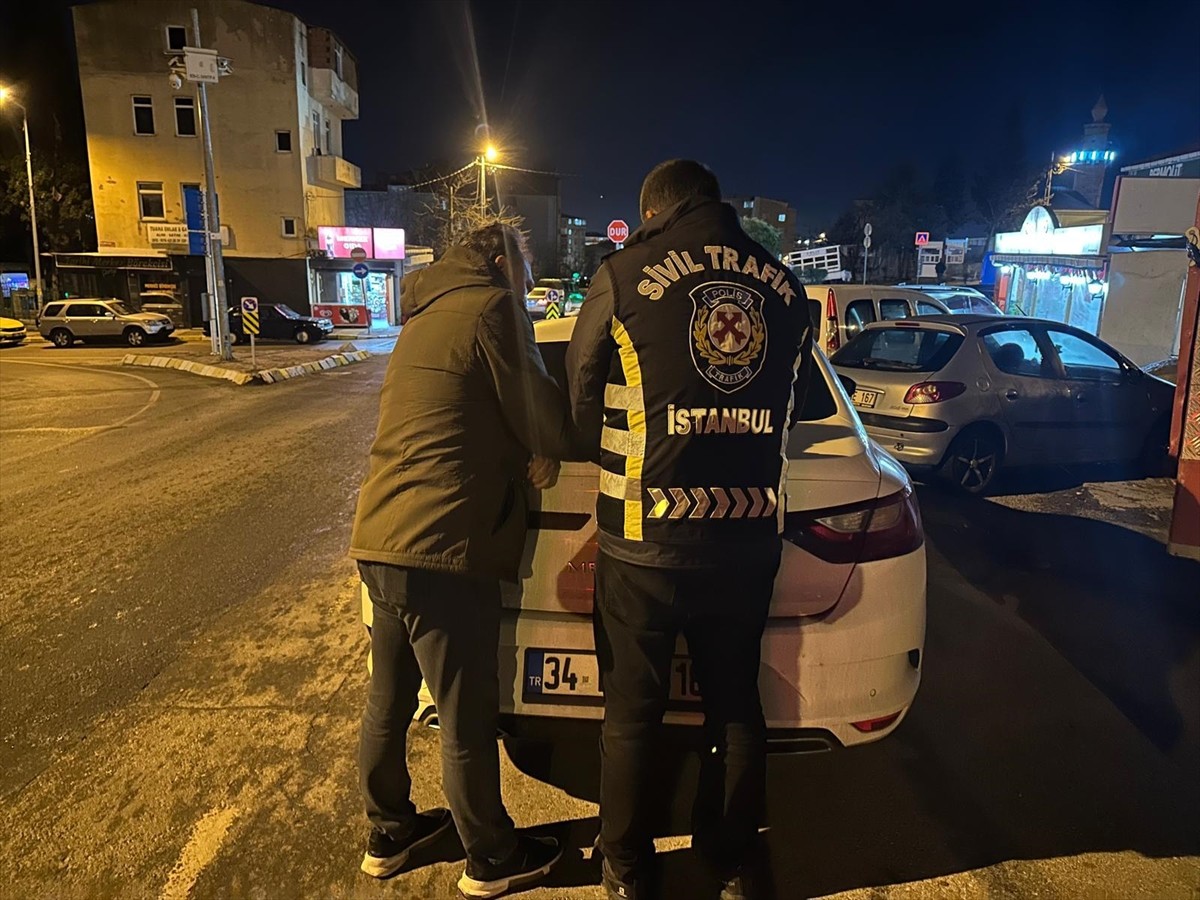 Trafik Denetleme Şube Müdürlüğü ekipleri, Maltepe Yunus Emre Caddesi'nde iki sürücünün tehlikeli...