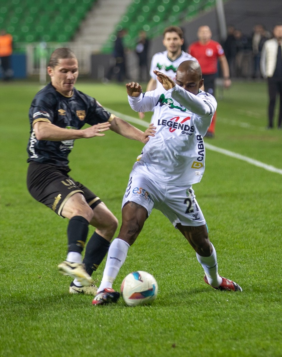 Trendyol 1. Lig'in 29. haftasında Sakaryaspor, Yeni Sakarya Atatürk Stadyumu'nda Teksüt...