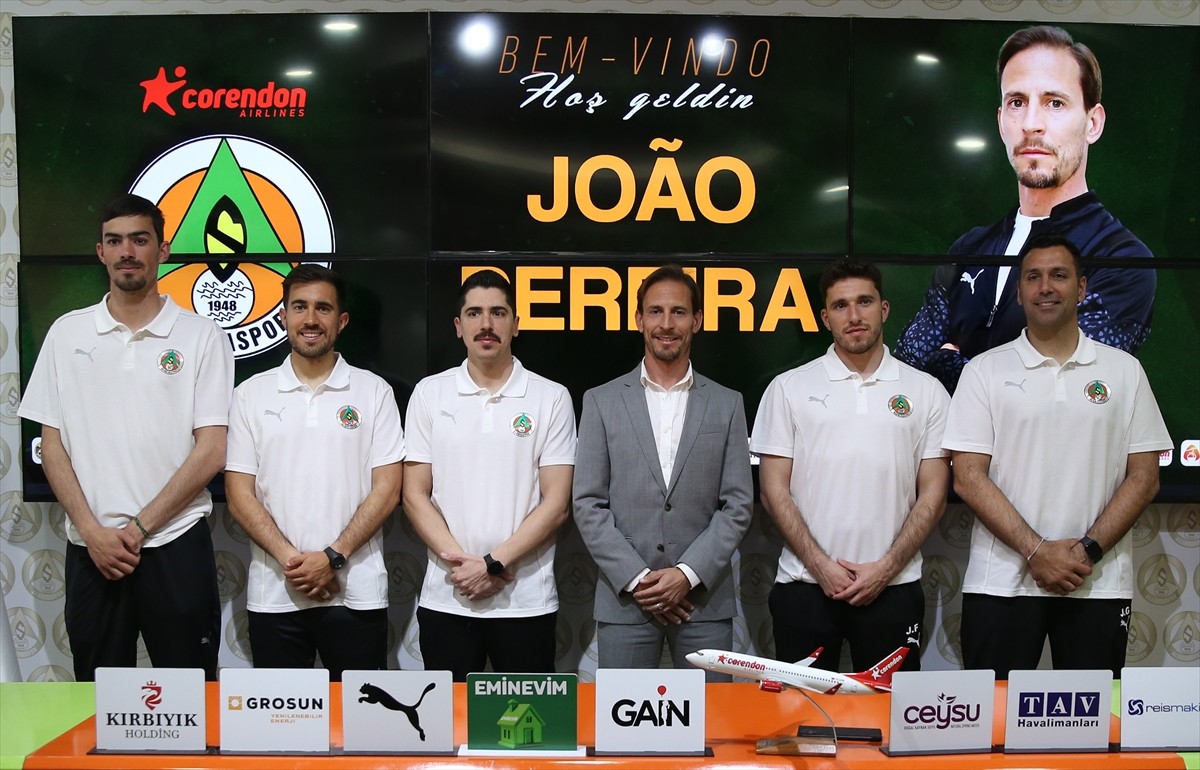 Trendyol Süper Lig ekiplerinden Corendon Alanyaspor, Sami Uğurlu'dan boşalan teknik direktörlük...