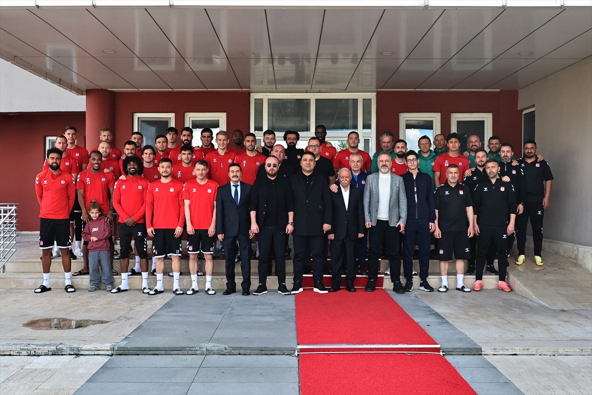 Trendyol Süper Lig ekiplerinden Net Global Sivasspor'da Ramazan Bayramı dolayısıyla bayramlaşma...
